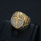 Adorna tu Fe: Anillo Crucifijo con Patrón Dorado Divino y Gemas