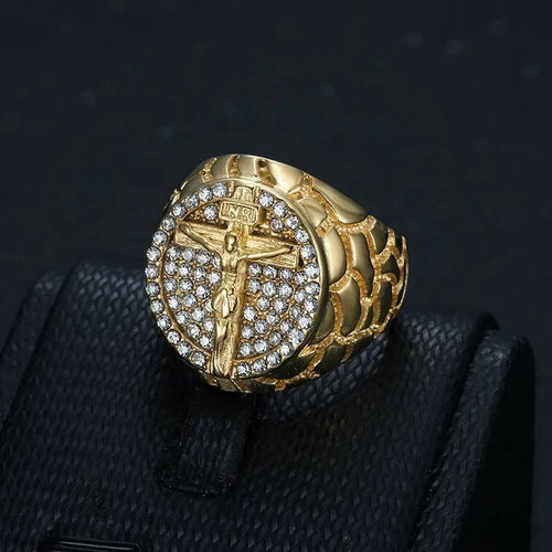 Adorna tu Fe: Anillo Crucifijo con Patrón Dorado Divino y Gemas