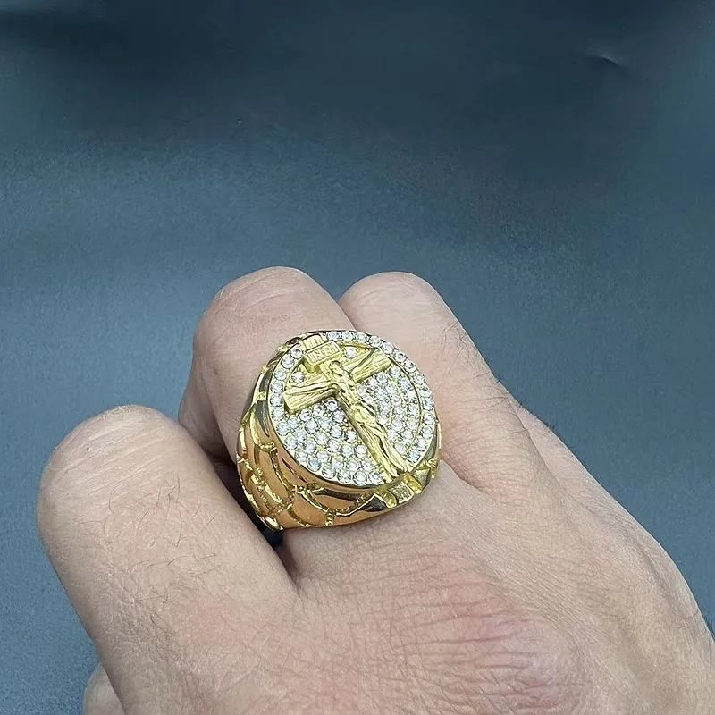 Adorna tu Fe: Anillo Crucifijo con Patrón Dorado Divino y Gemas