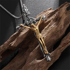 Collar Crucifijo de Acero Artesanal en Dos Tonos - El Sacrificio Divino