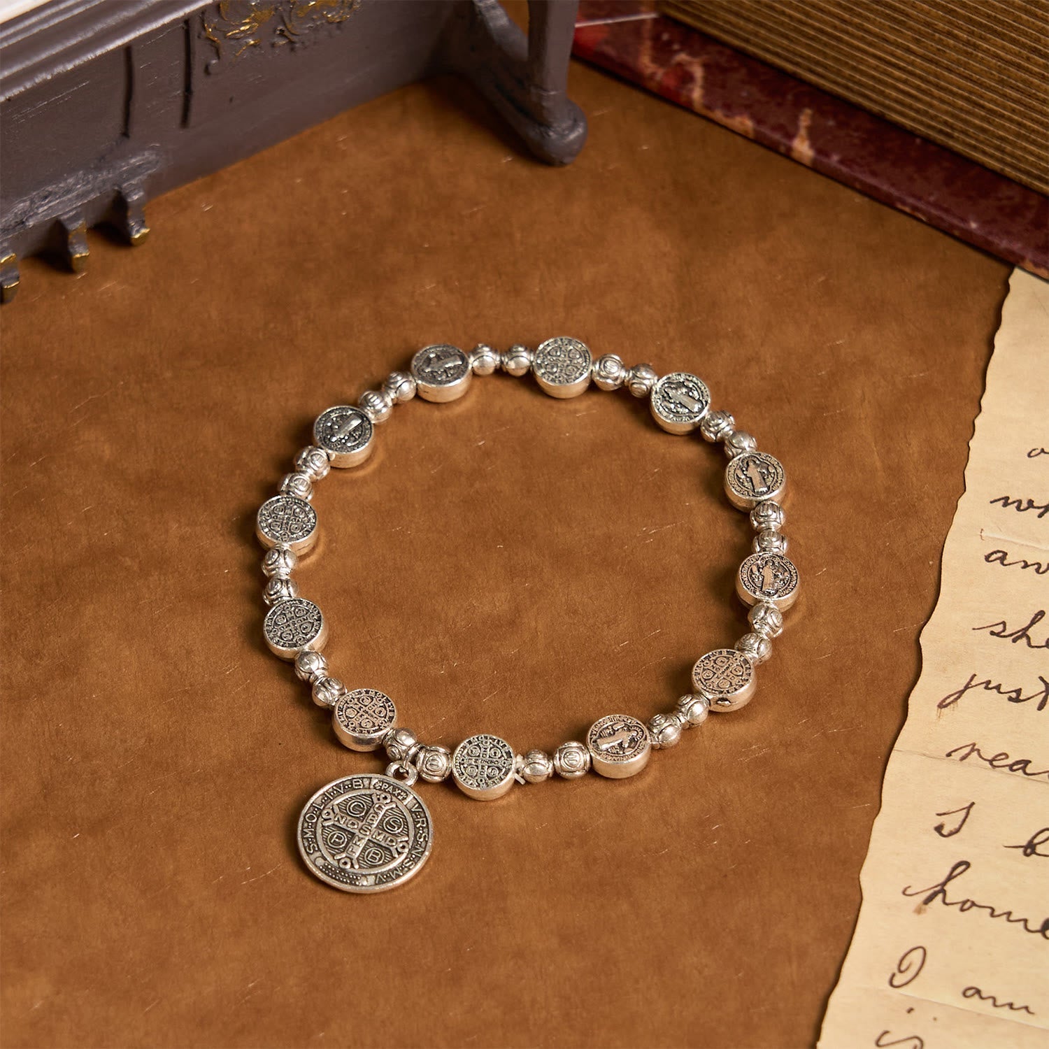 Pulsera de Rosa con Crucifijo de San Benito: Accesorio Cristiano Eterno de Fe Diaria