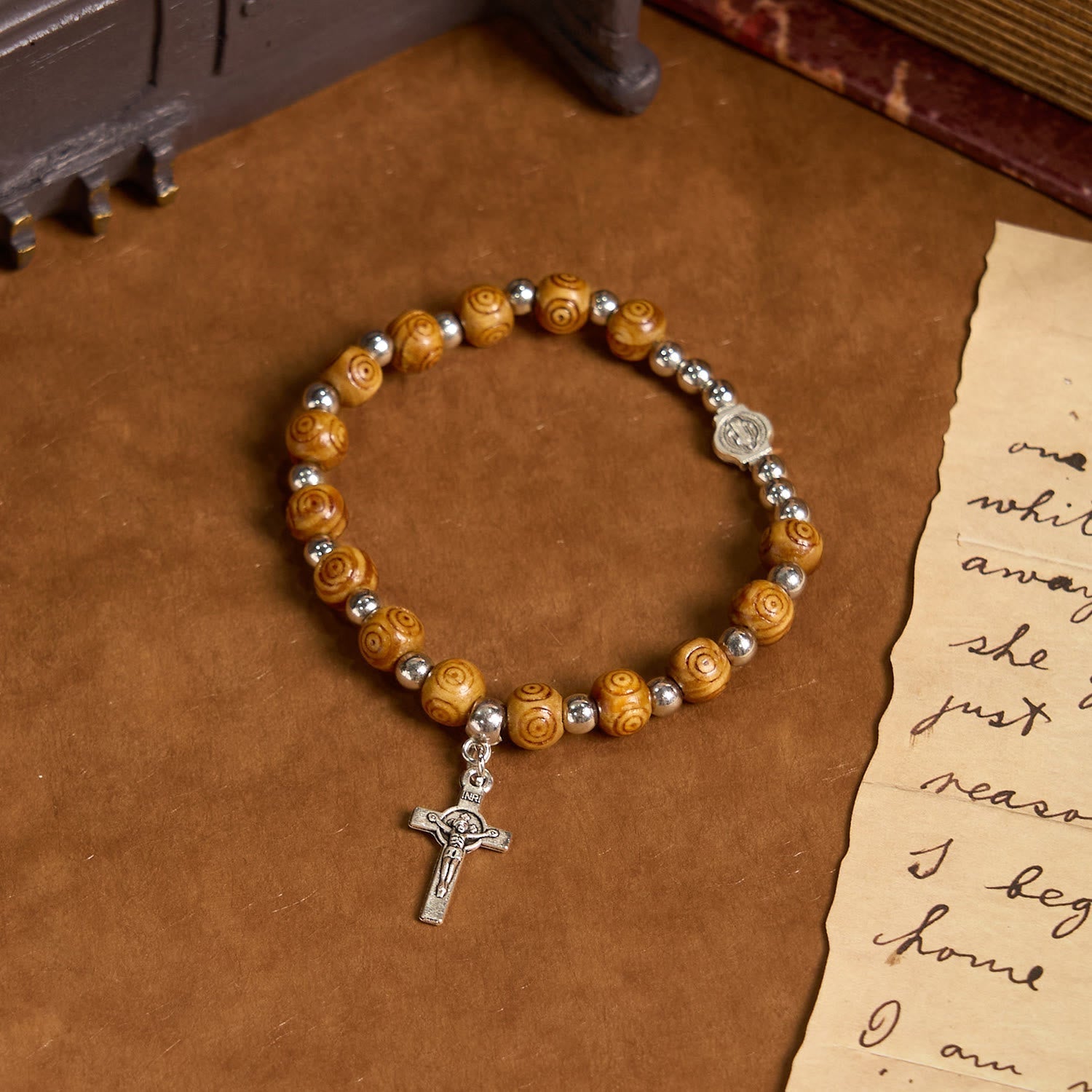 Pulsera de Rosa con Ícono de Jesús y Crucifijo: Joyería Espiritual Artesanal