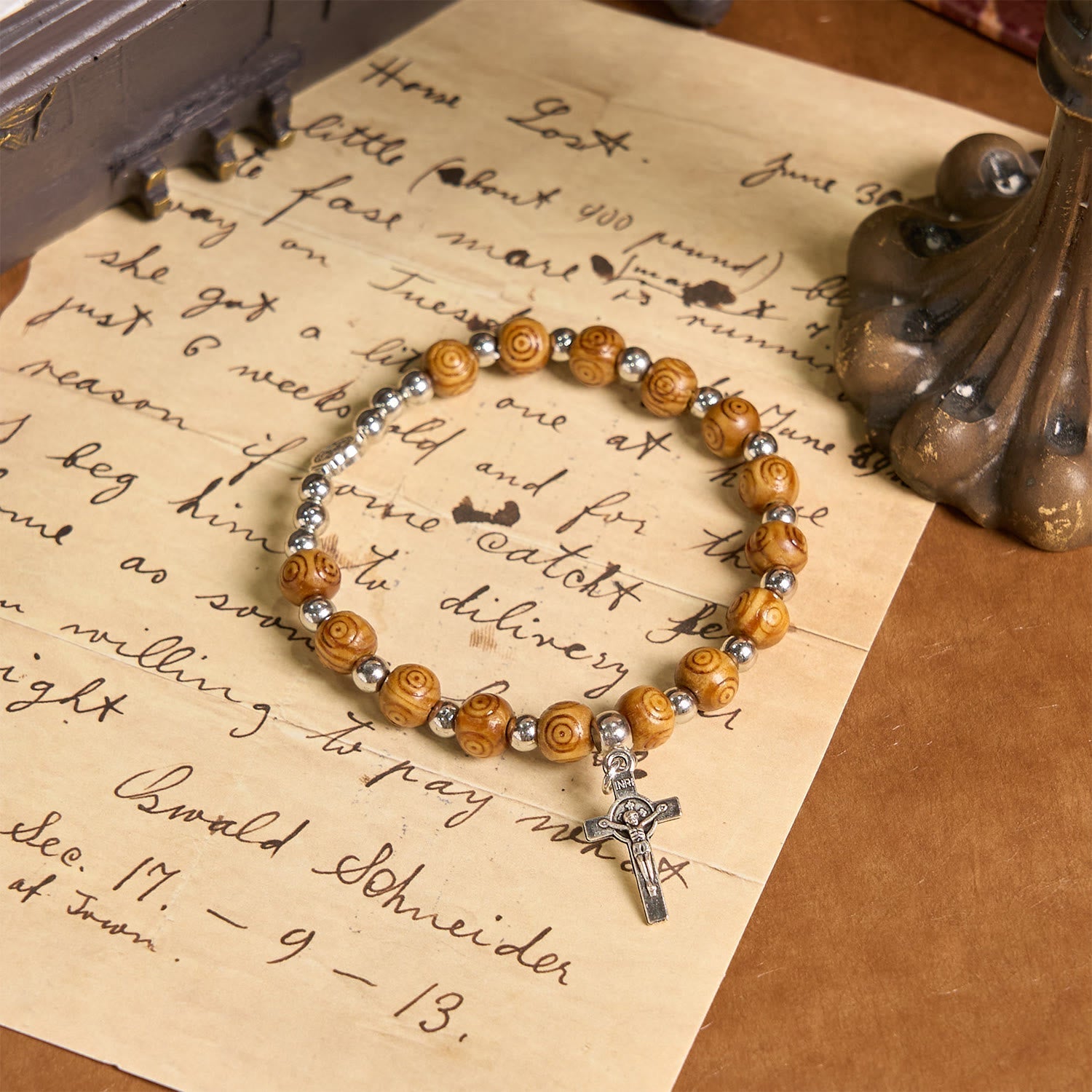 Pulsera de Rosa con Ícono de Jesús y Crucifijo: Joyería Espiritual Artesanal