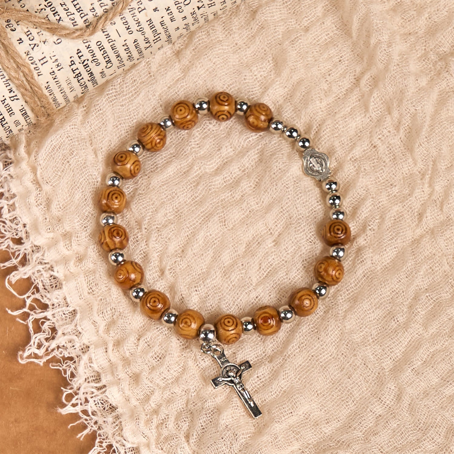 Pulsera de Rosa con Ícono de Jesús y Crucifijo: Joyería Espiritual Artesanal
