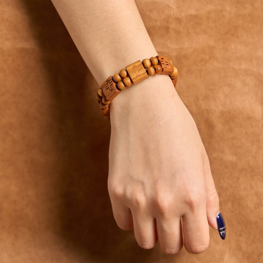 Pulsera de Madera con Cruz en 3 Colores: Símbolo de Devoción y Belleza