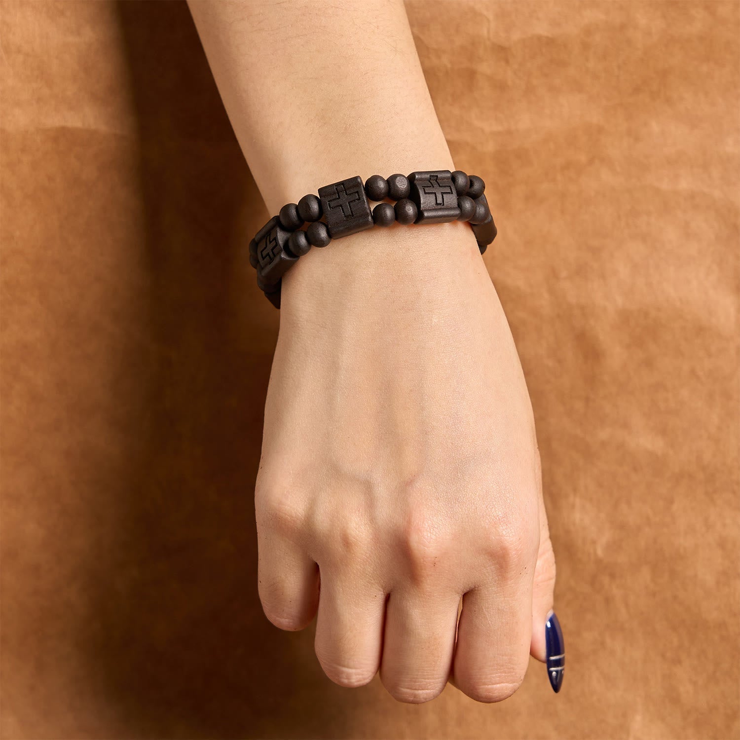 Pulsera de Madera con Cruz en 3 Colores: Símbolo de Devoción y Belleza