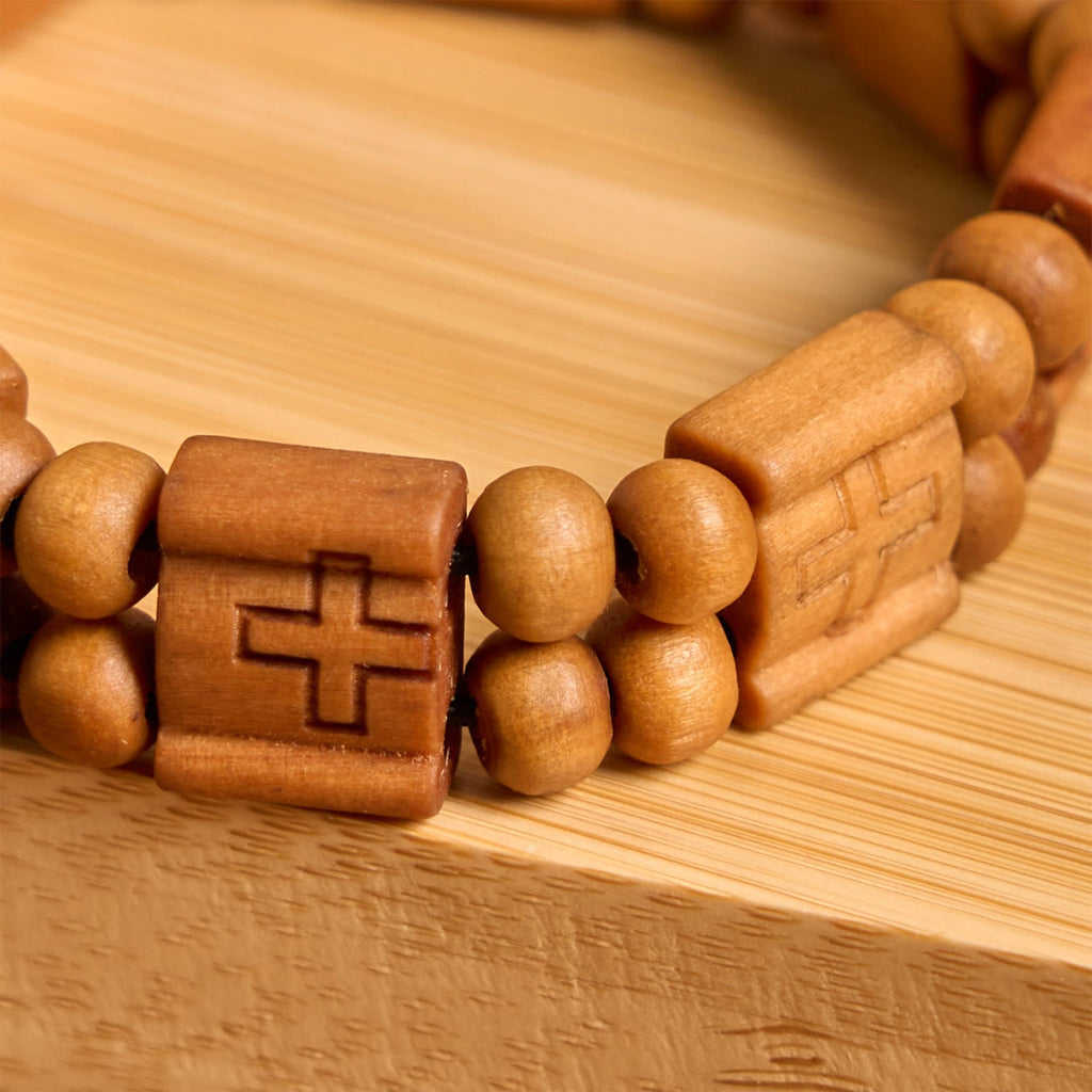 Pulsera de Madera con Cruz en 3 Colores: Símbolo de Devoción y Belleza