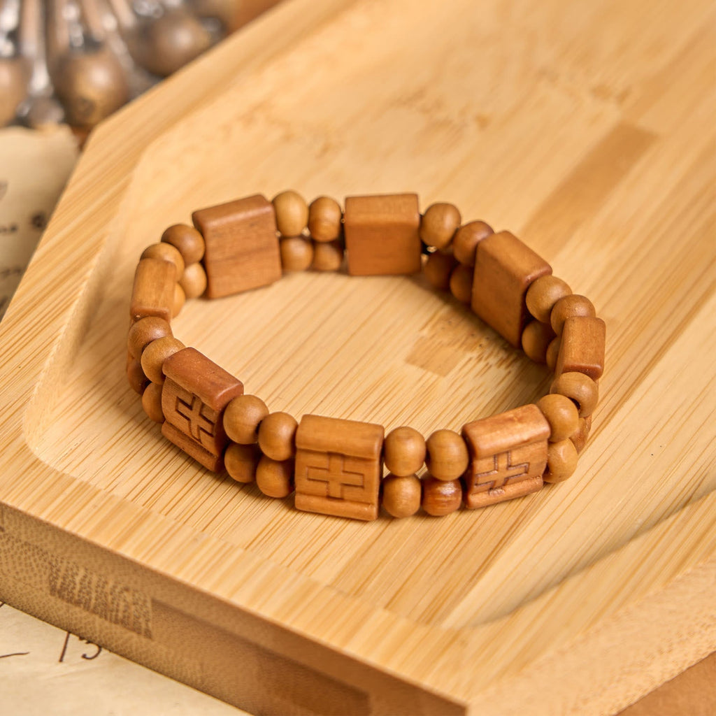 Pulsera de Madera con Cruz en 3 Colores: Símbolo de Devoción y Belleza