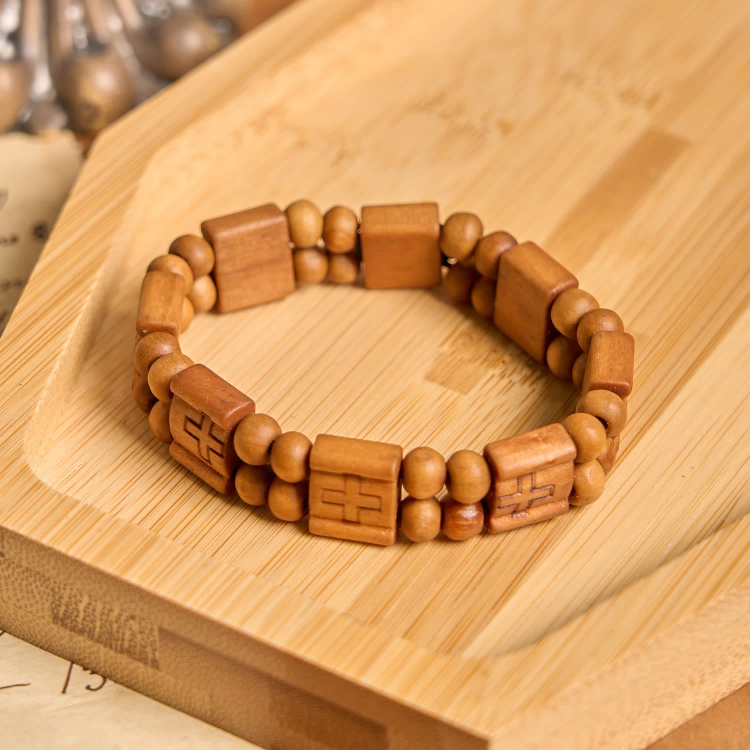 Pulsera de Madera con Cruz en 3 Colores: Símbolo de Devoción y Belleza