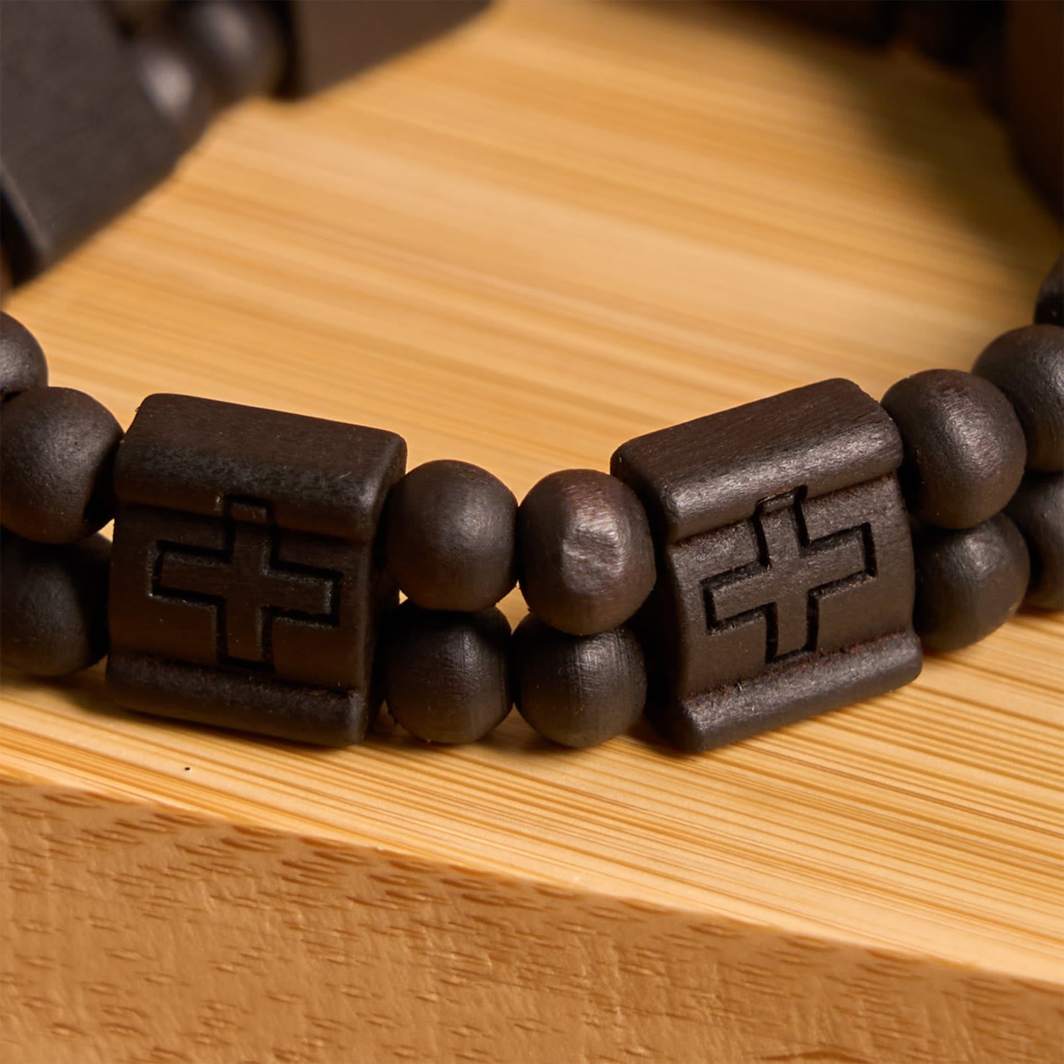 Pulsera de Madera con Cruz en 3 Colores: Símbolo de Devoción y Belleza