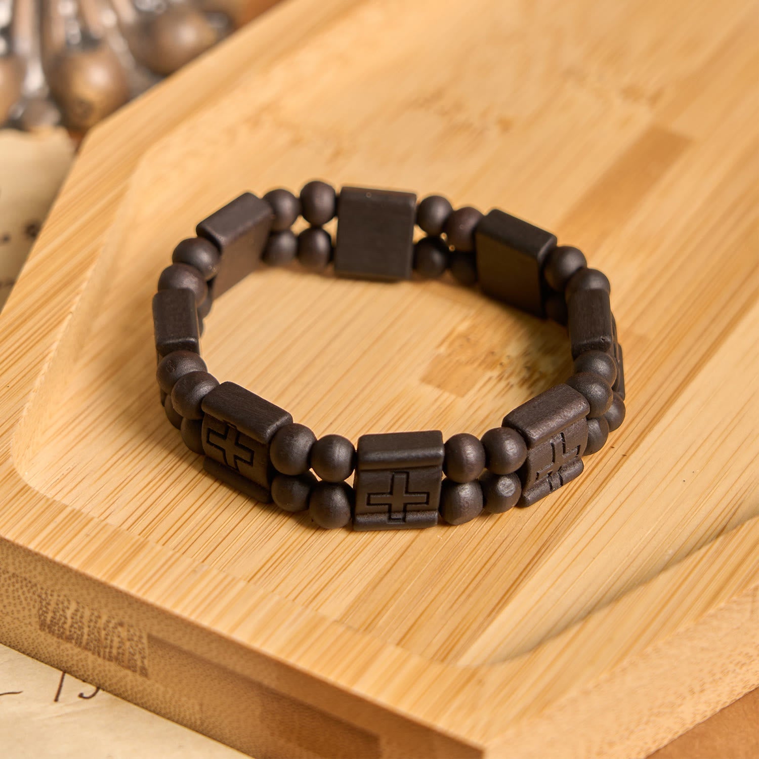 Pulsera de Madera con Cruz en 3 Colores: Símbolo de Devoción y Belleza