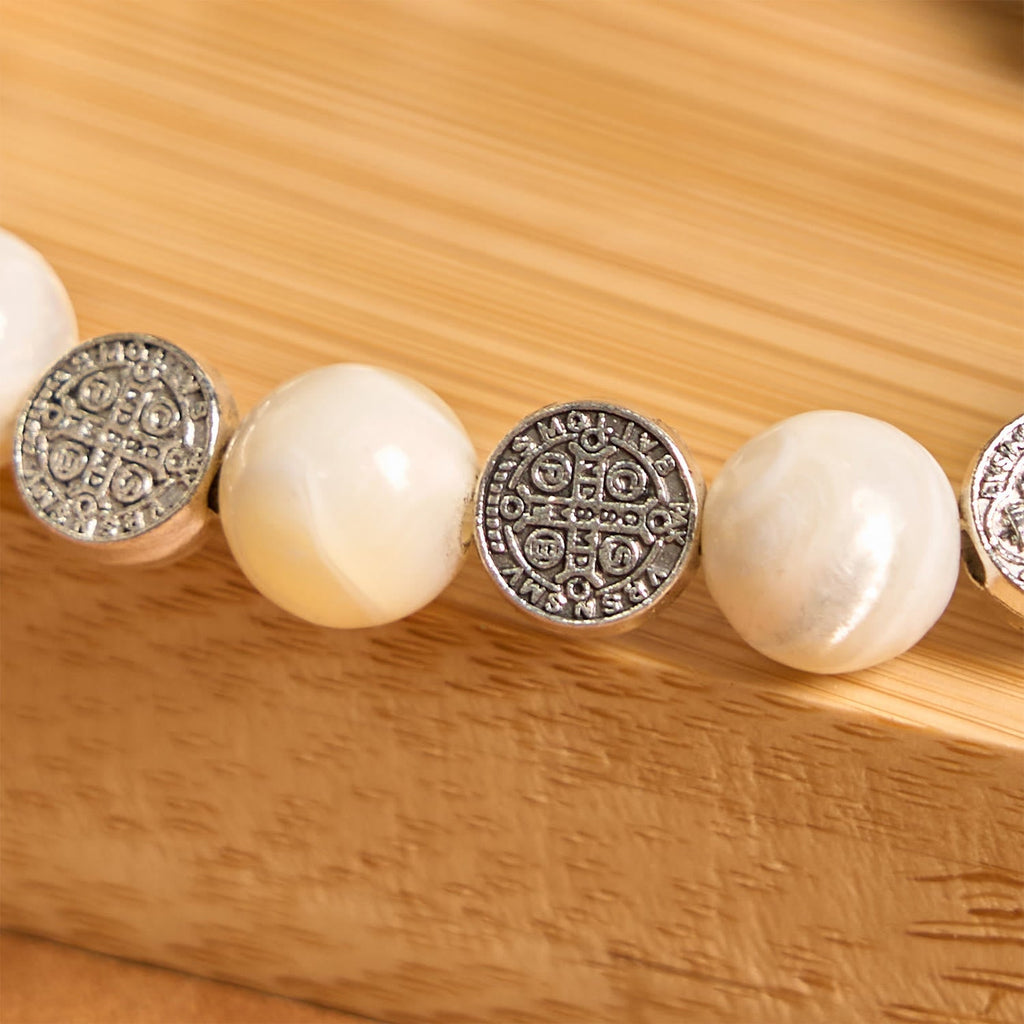 Pulsera Crucifijo de Cuentas Blancas: Señal Elegante de Devoción