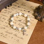 Pulsera Crucifijo de Cuentas Blancas: Señal Elegante de Devoción