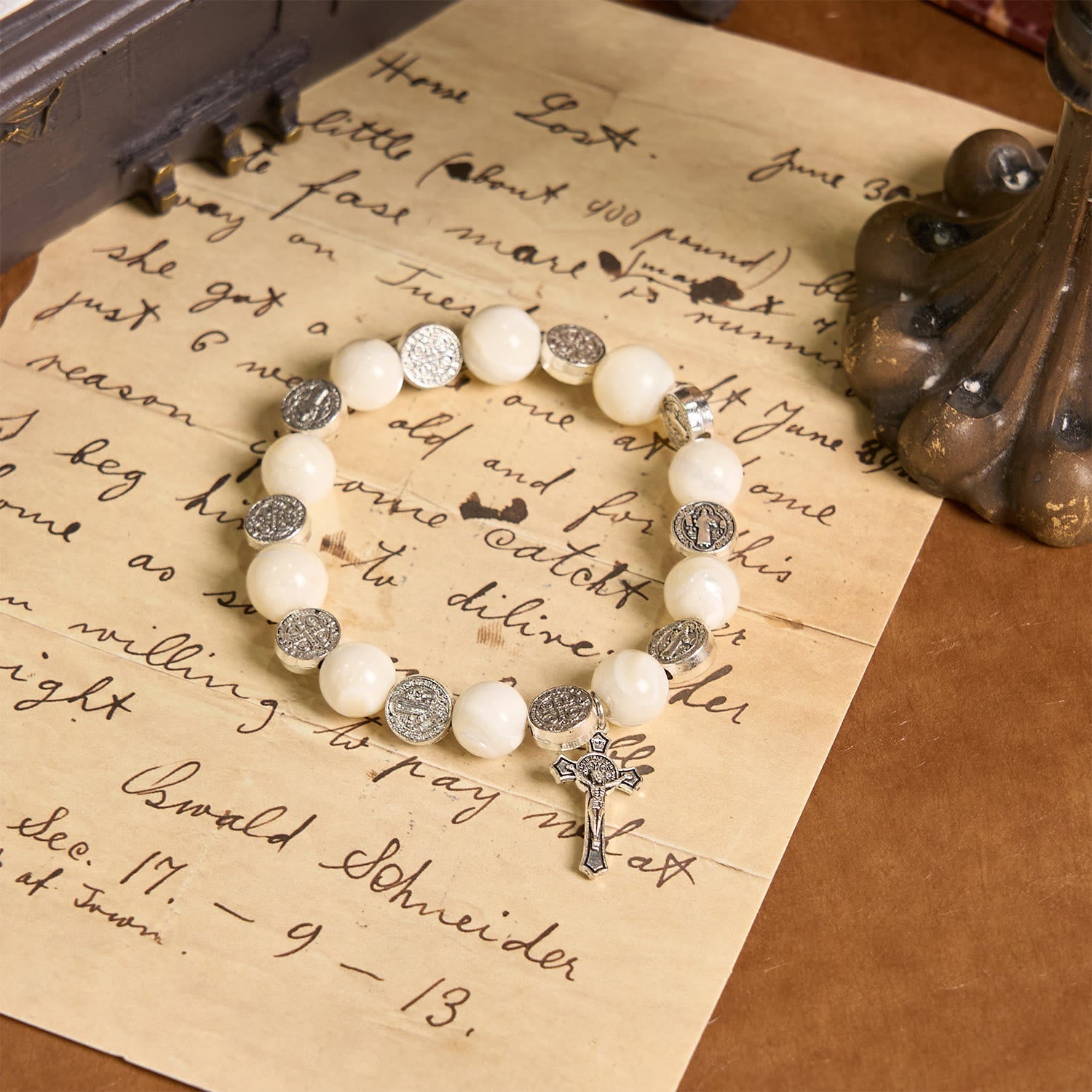 Pulsera Crucifijo de Cuentas Blancas: Señal Elegante de Devoción