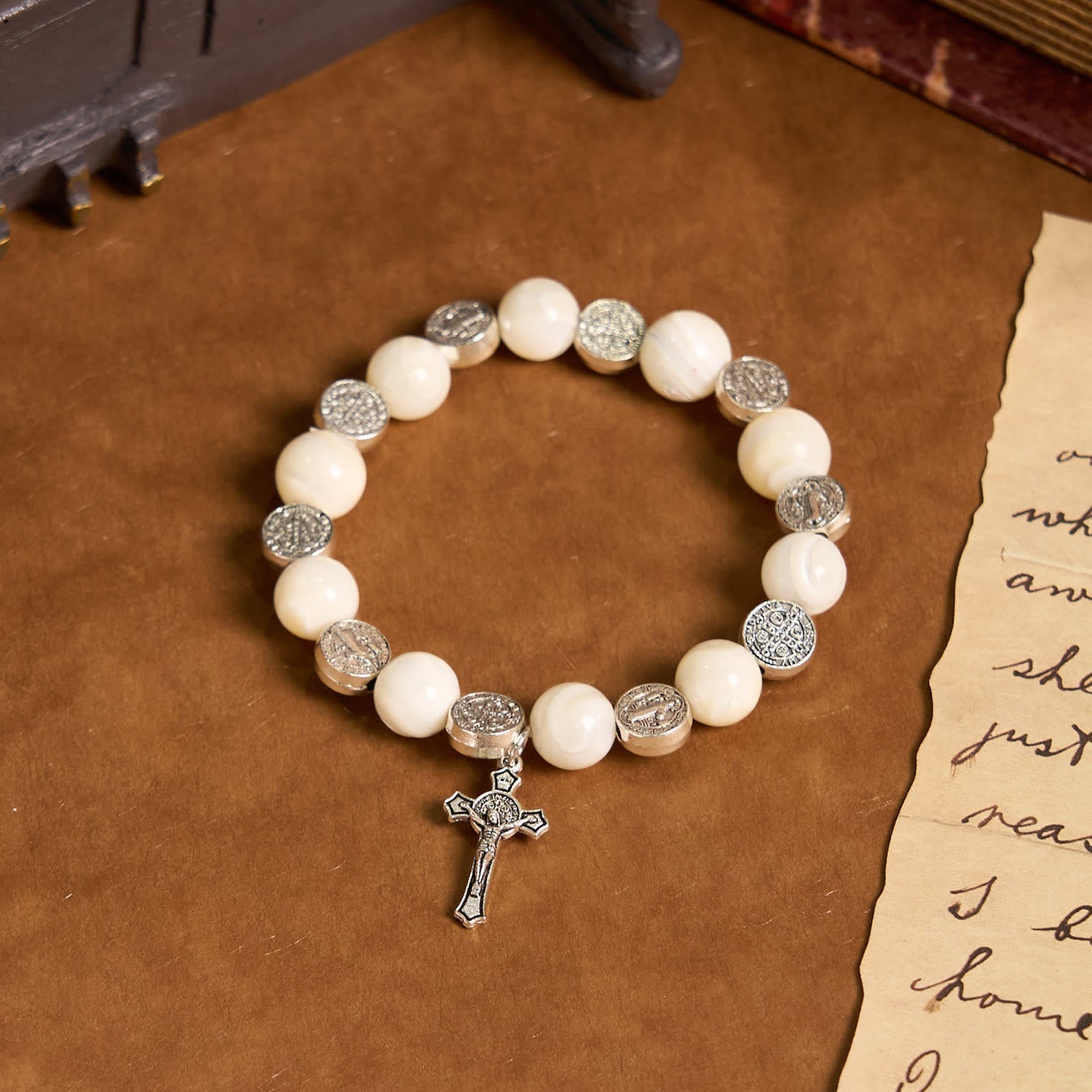 Pulsera Crucifijo de Cuentas Blancas: Señal Elegante de Devoción