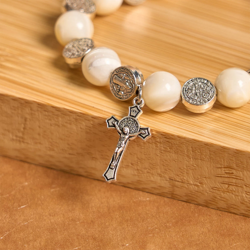 Pulsera Crucifijo de Cuentas Blancas: Señal Elegante de Devoción