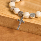 Pulsera Crucifijo de Cuentas Blancas: Señal Elegante de Devoción