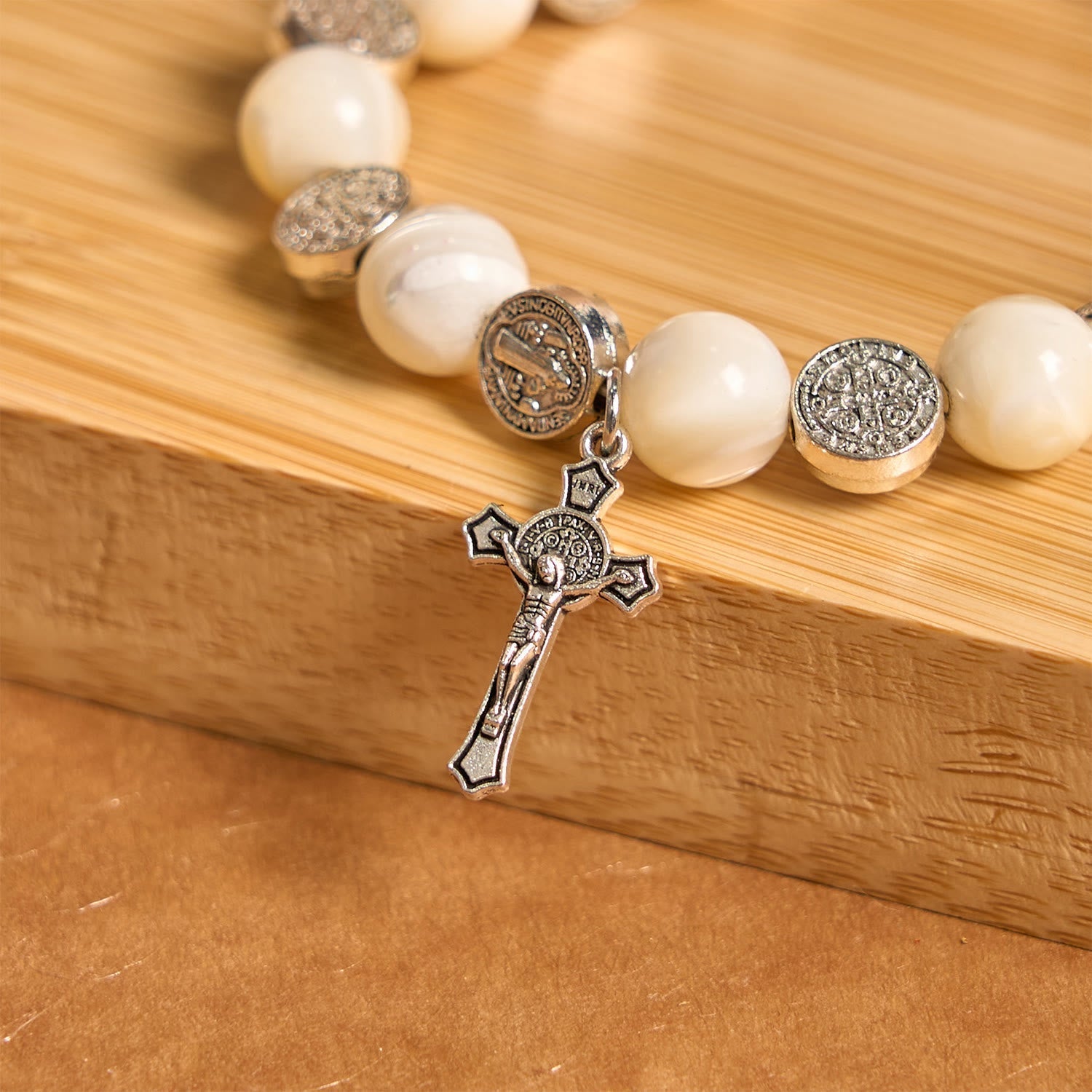 Pulsera Crucifijo de Cuentas Blancas: Señal Elegante de Devoción