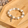 Pulsera Crucifijo de Cuentas Blancas: Señal Elegante de Devoción