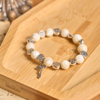 Pulsera Crucifijo de Cuentas Blancas: Señal Elegante de Devoción