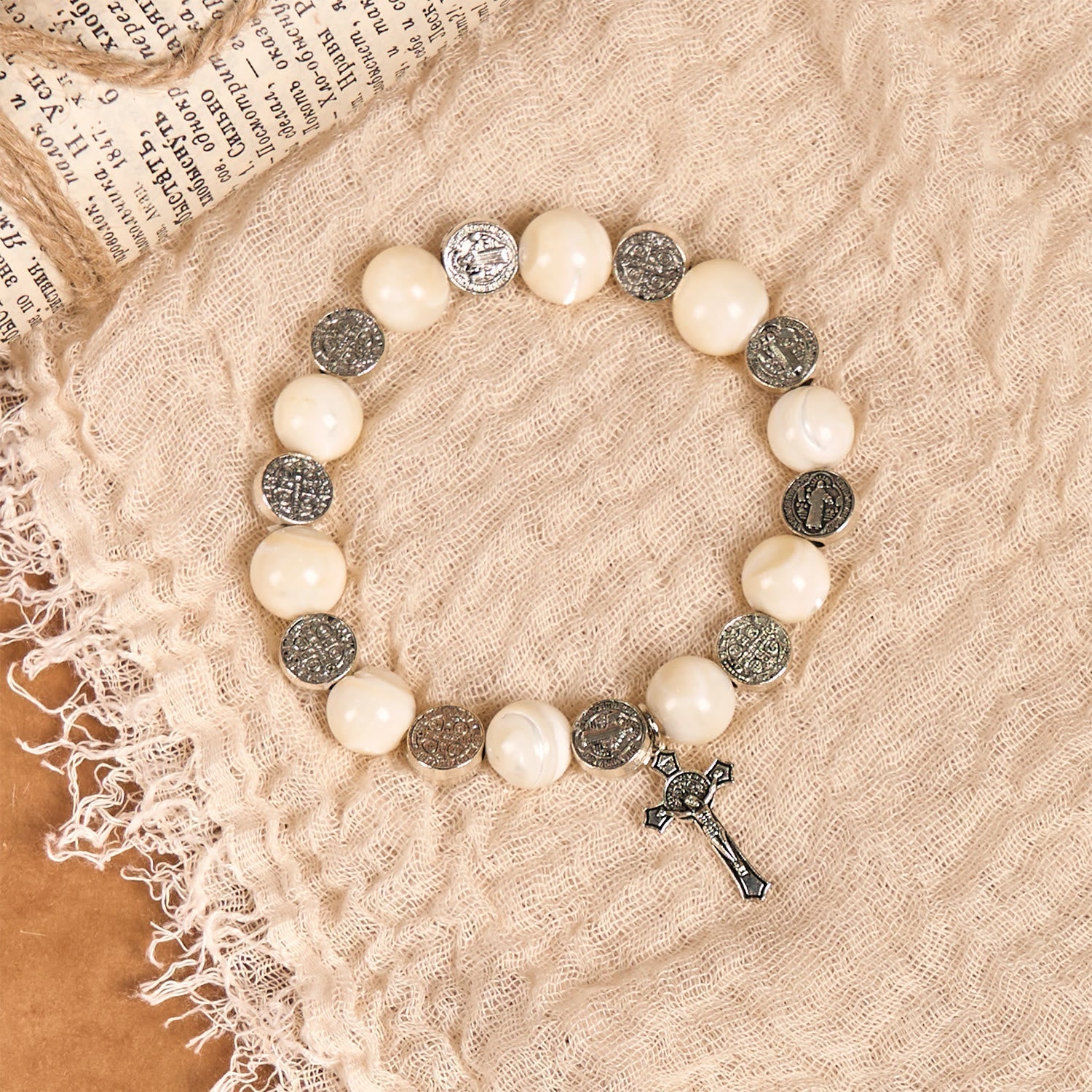 Pulsera Crucifijo de Cuentas Blancas: Señal Elegante de Devoción