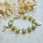 Pulsera Luminosa de Cuentas Verdes con Crucifijo y Rosa: Luz de Fe