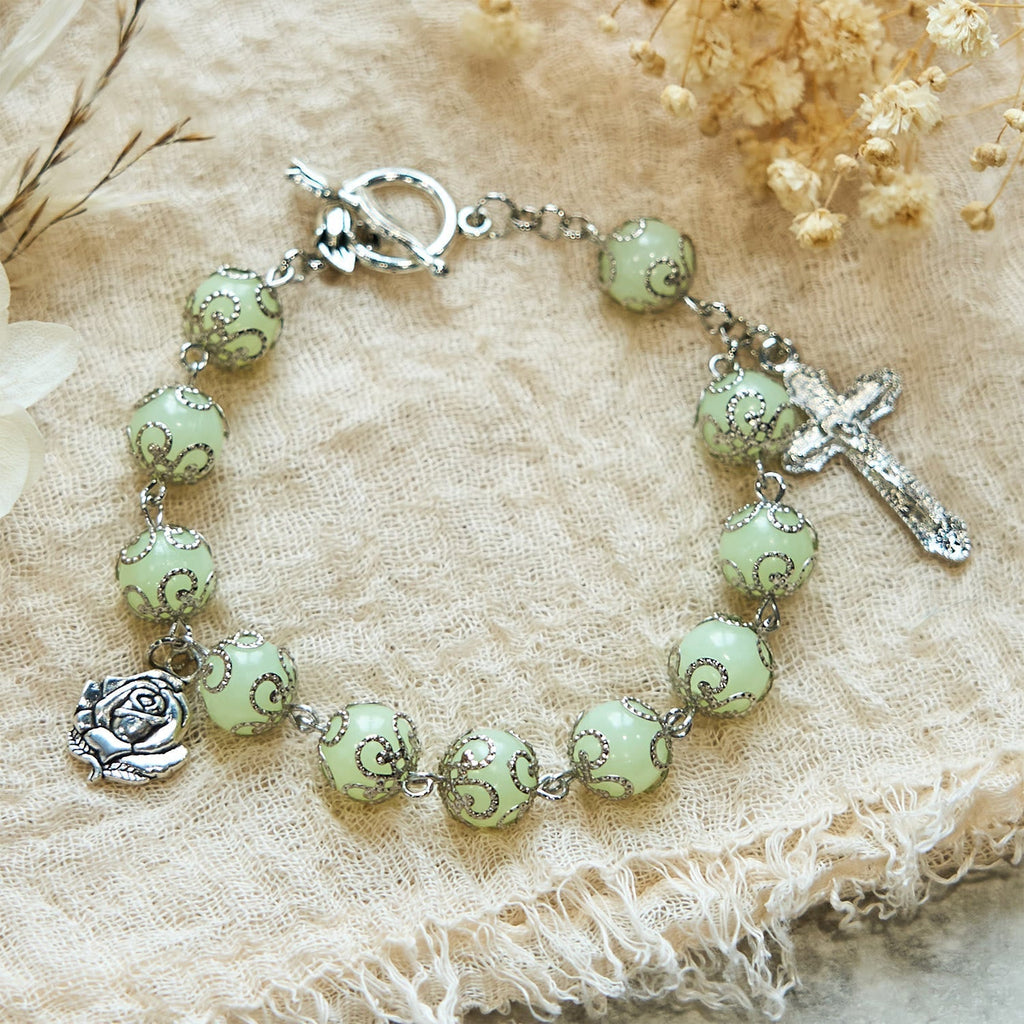 Pulsera Luminosa de Cuentas Verdes con Crucifijo y Rosa: Luz de Fe
