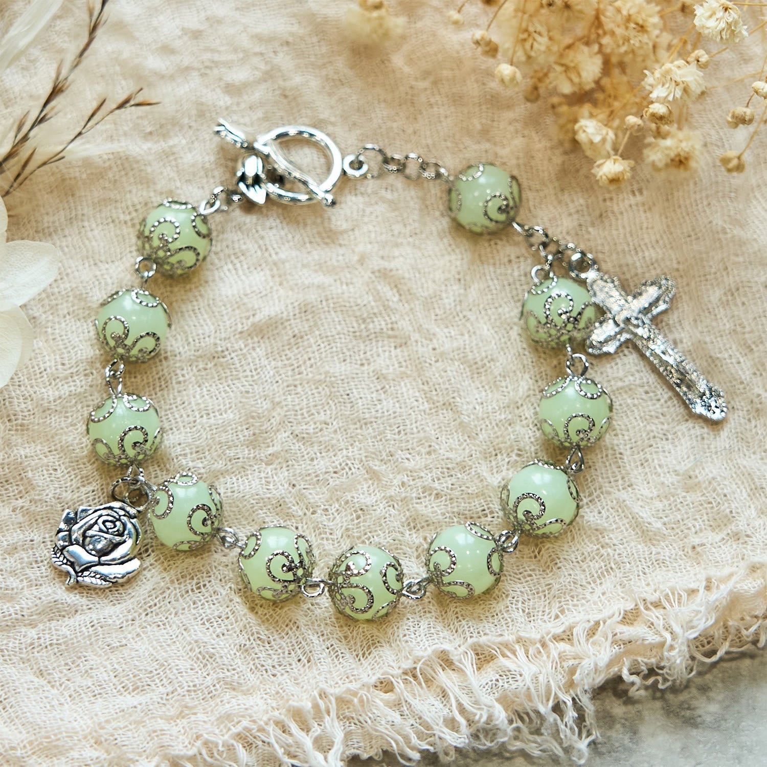 Pulsera Luminosa de Cuentas Verdes con Crucifijo y Rosa: Luz de Fe