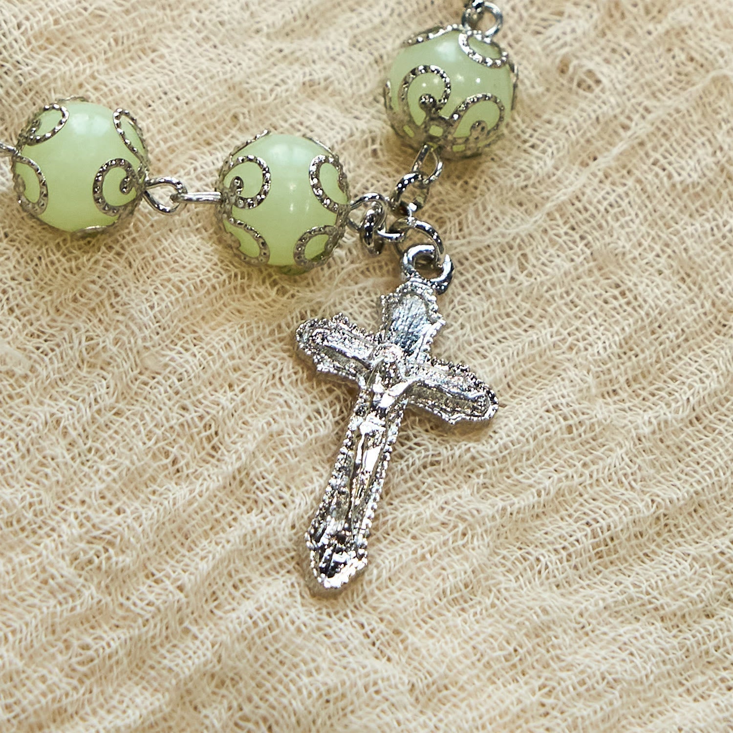 Pulsera Luminosa de Cuentas Verdes con Crucifijo y Rosa: Luz de Fe
