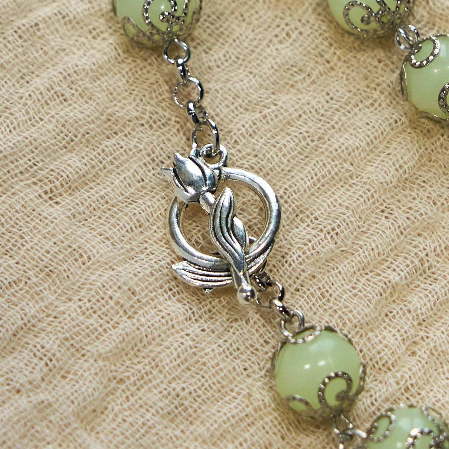 Pulsera Luminosa de Cuentas Verdes con Crucifijo y Rosa: Luz de Fe