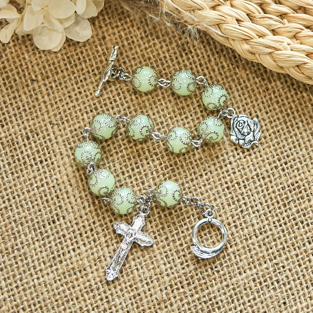 Pulsera Luminosa de Cuentas Verdes con Crucifijo y Rosa: Luz de Fe