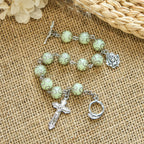 Pulsera Luminosa de Cuentas Verdes con Crucifijo y Rosa: Luz de Fe