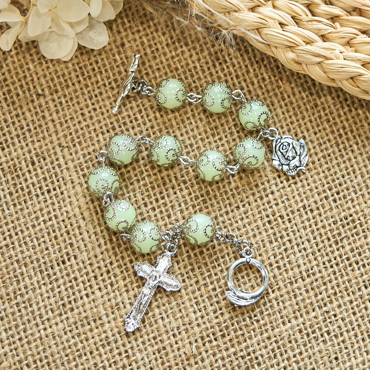 Pulsera Luminosa de Cuentas Verdes con Crucifijo y Rosa: Luz de Fe