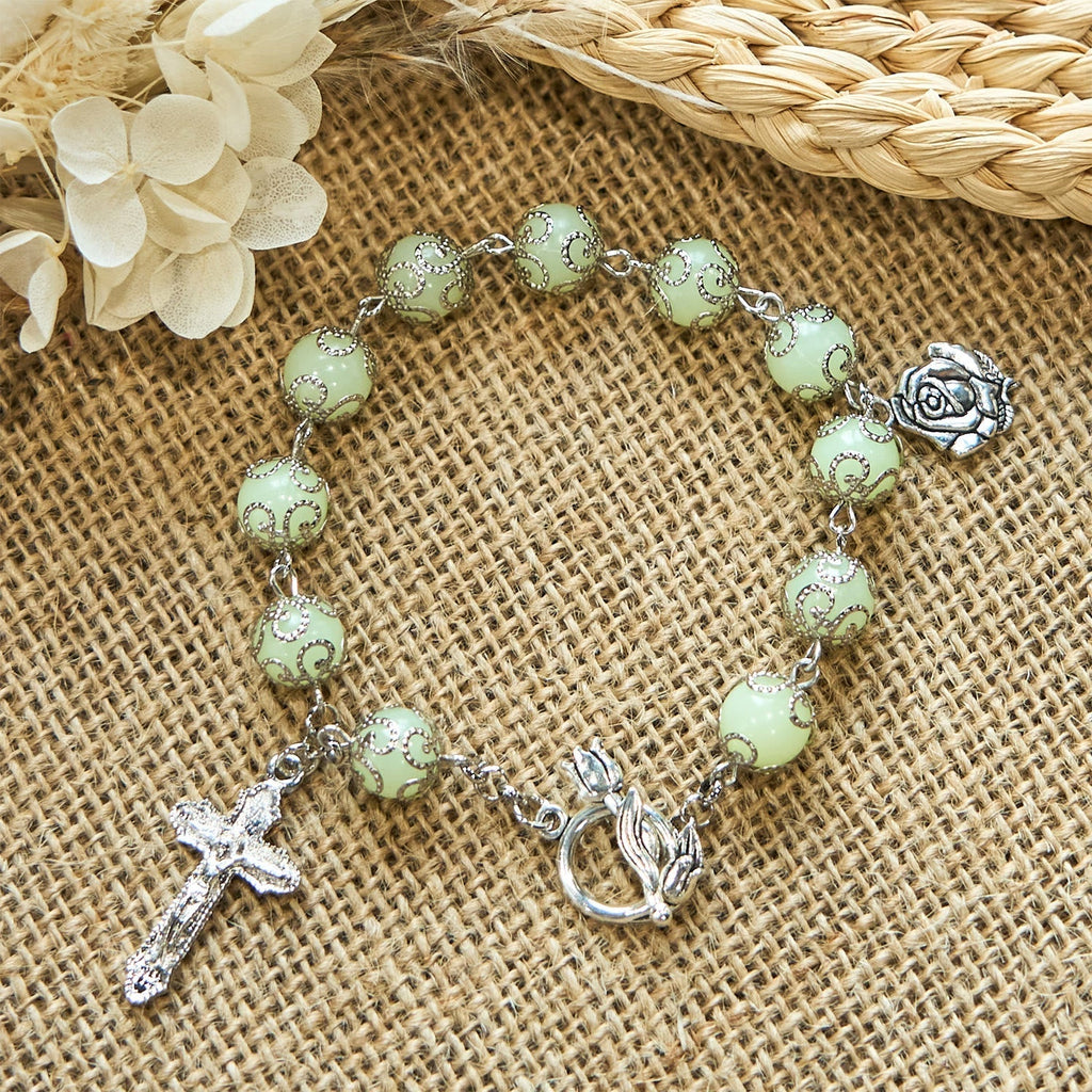 Pulsera Luminosa de Cuentas Verdes con Crucifijo y Rosa: Luz de Fe