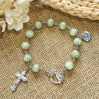 Pulsera Luminosa de Cuentas Verdes con Crucifijo y Rosa: Luz de Fe