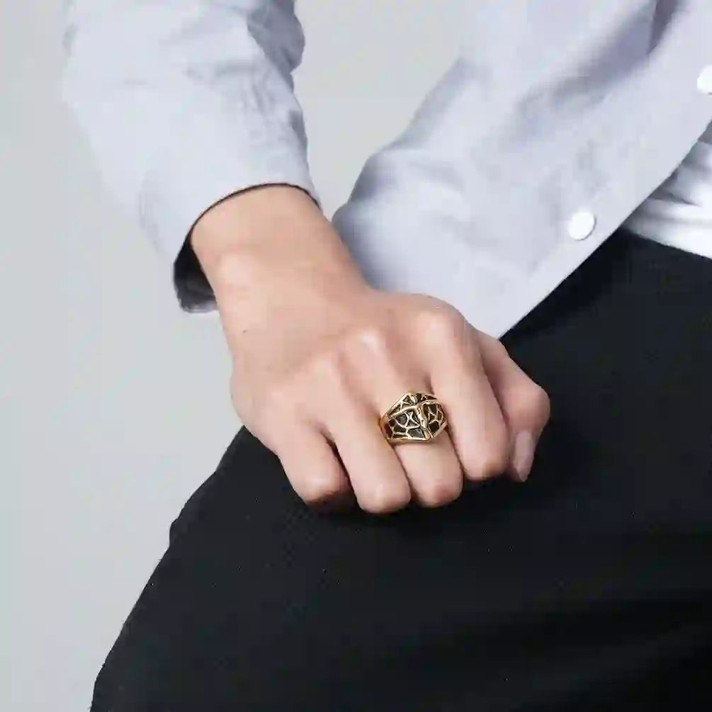 Anillo Vintage de Cruz de Jesús con Telaraña en 2 Colores - Carácter y Fe