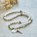 Pulsera Rosario de Cuentas Blancas de 6 mm con Medalla Milagrosa y Crucifijo: Símbolo de Fe