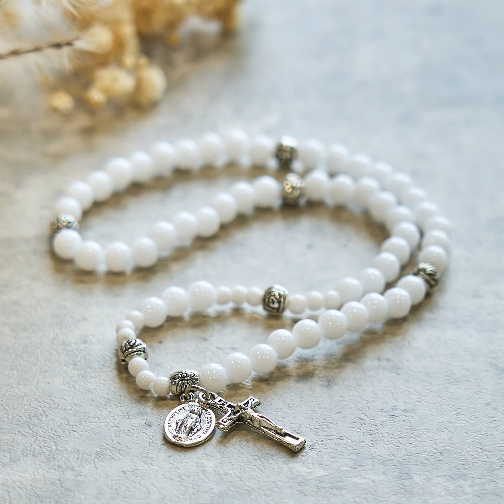 Pulsera Rosario de Cuentas Blancas de 6 mm con Medalla Milagrosa y Crucifijo: Símbolo de Fe