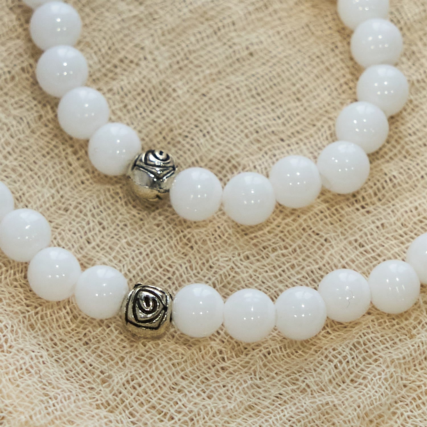 Pulsera Rosario de Cuentas Blancas de 6 mm con Medalla Milagrosa y Crucifijo: Símbolo de Fe