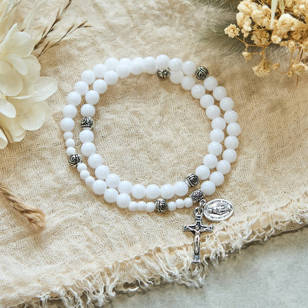 Pulsera Rosario de Cuentas Blancas de 6 mm con Medalla Milagrosa y Crucifijo: Símbolo de Fe