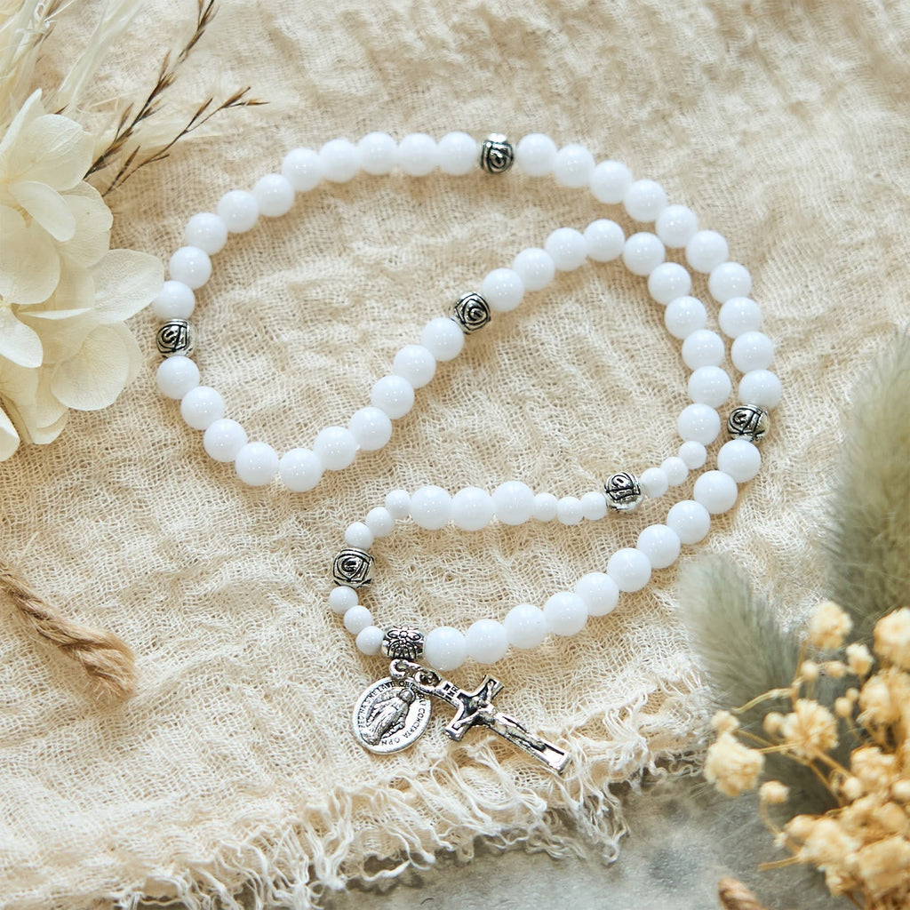 Pulsera Rosario de Cuentas Blancas de 6 mm con Medalla Milagrosa y Crucifijo: Símbolo de Fe