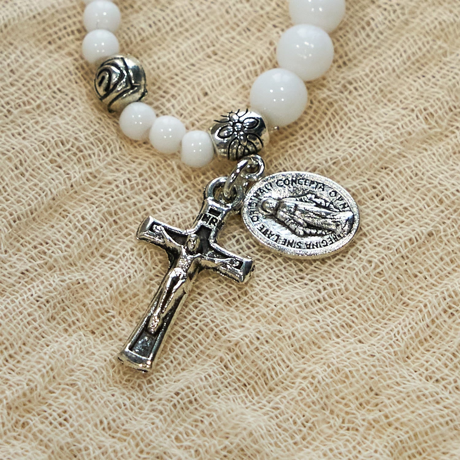 Pulsera Rosario de Cuentas Blancas de 6 mm con Medalla Milagrosa y Crucifijo: Símbolo de Fe