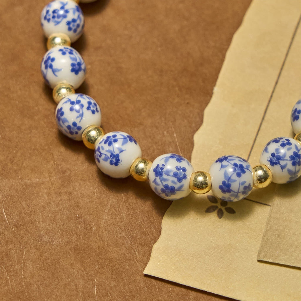 Pulsera de Inspiración Floral con Medalla de la Virgen y Cruz: Fe y Estilo