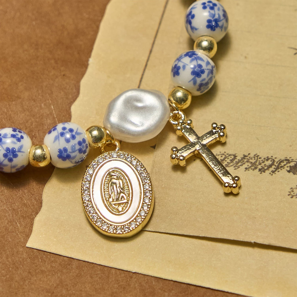 Pulsera de Inspiración Floral con Medalla de la Virgen y Cruz: Fe y Estilo
