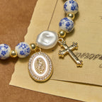 Pulsera de Inspiración Floral con Medalla de la Virgen y Cruz: Fe y Estilo