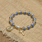 Pulsera de Inspiración Floral con Medalla de la Virgen y Cruz: Fe y Estilo