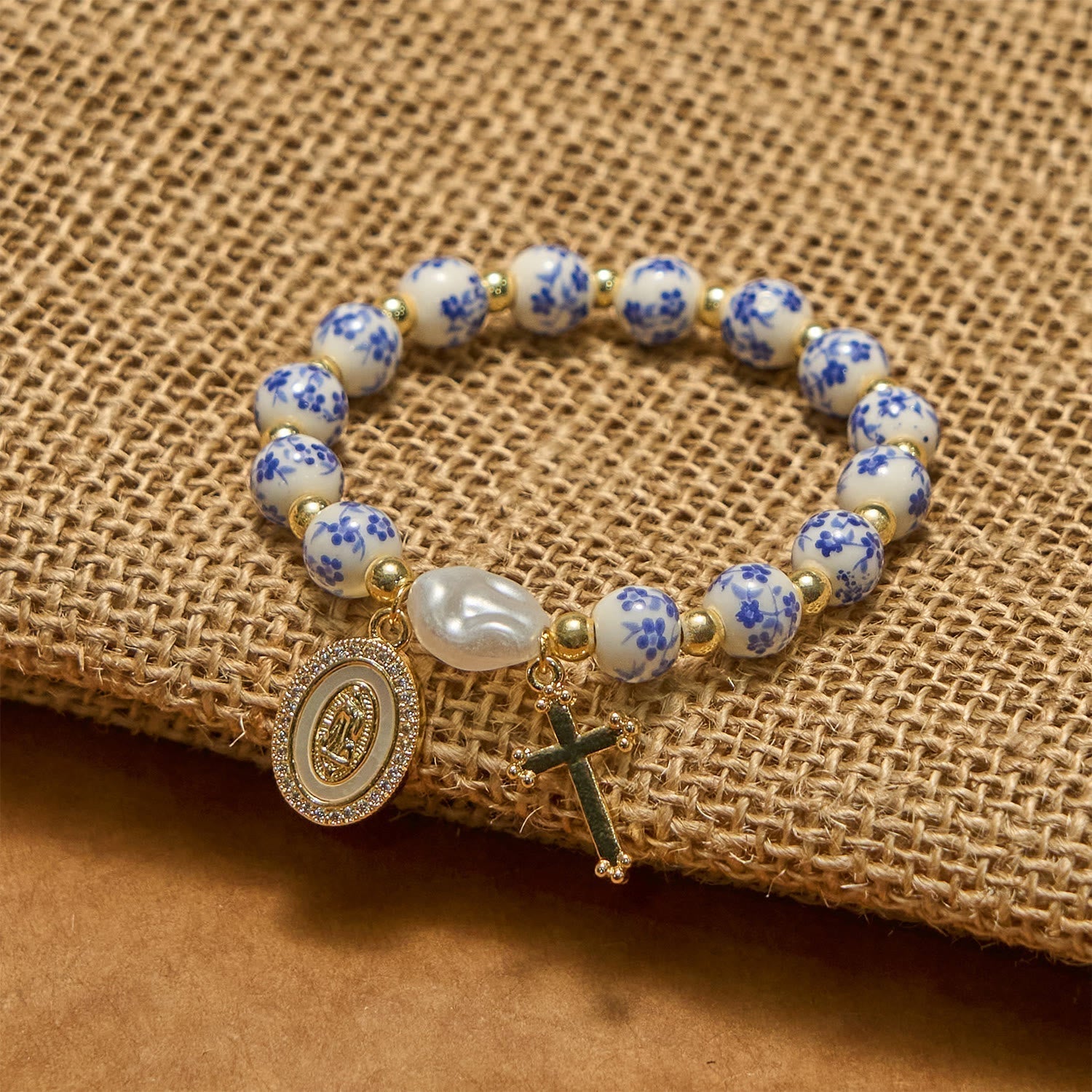 Pulsera de Inspiración Floral con Medalla de la Virgen y Cruz: Fe y Estilo