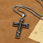 Collar con Dije Crucifijo Estilo Retro Clásico: Emblema de Fe
