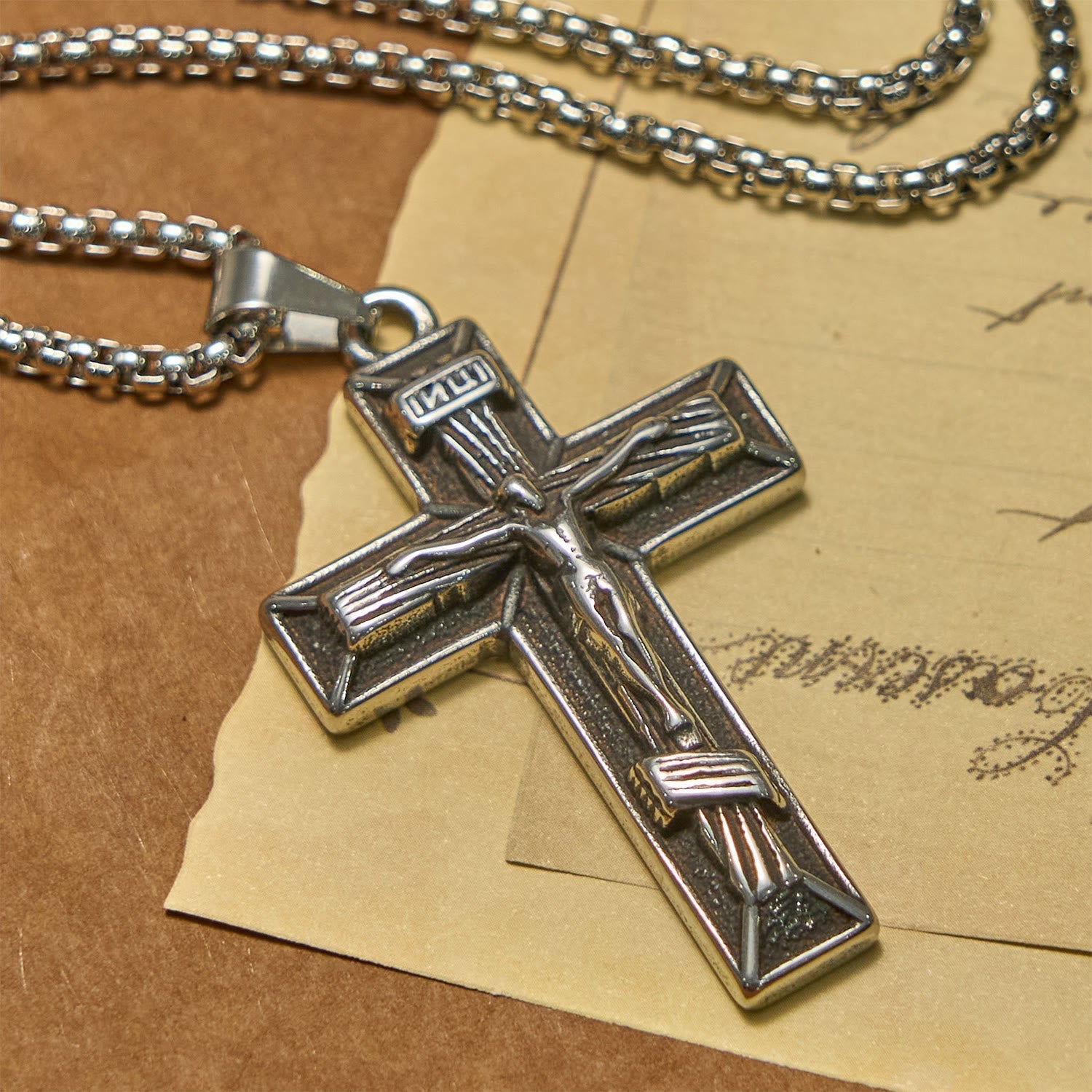 Collar con Dije Crucifijo Estilo Retro Clásico: Emblema de Fe