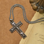 Collar con Dije Crucifijo Estilo Retro Clásico: Emblema de Fe